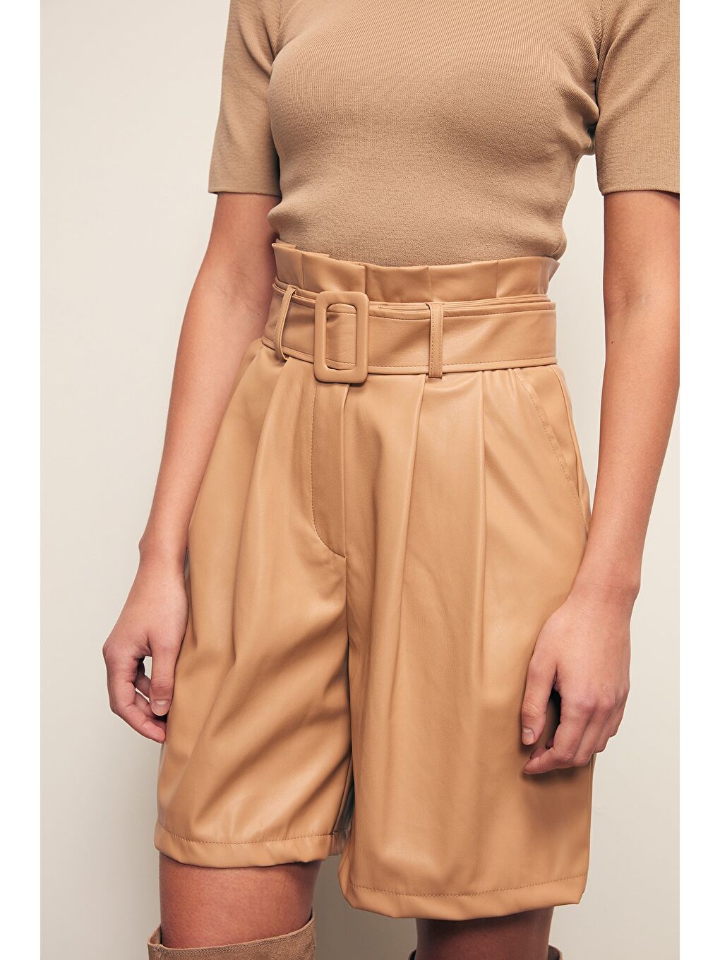 Kemerli Deri Şort - Bej-3