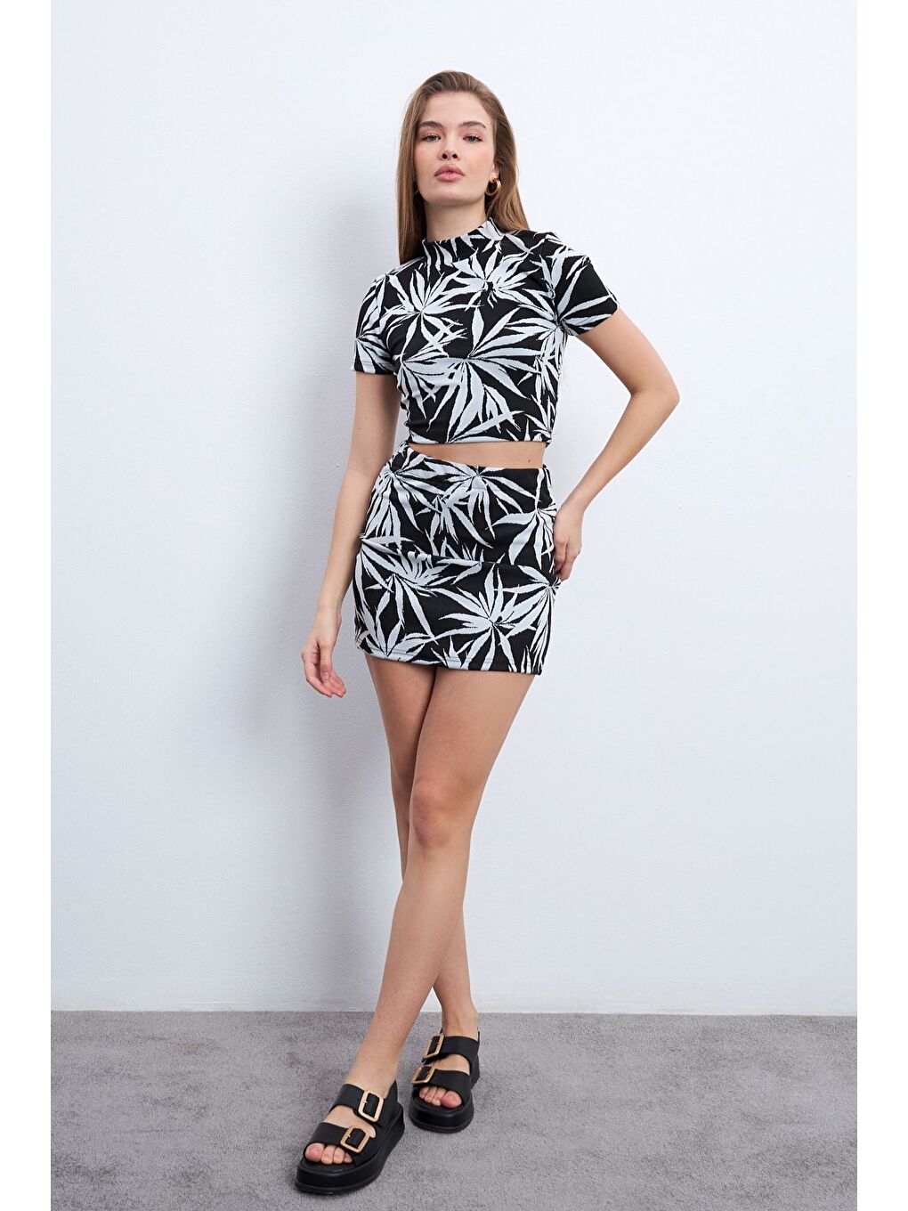 Siyah Kadın Palmiye Desenli Elastanlı Mini Etekli Balıkçı Yaka Takım