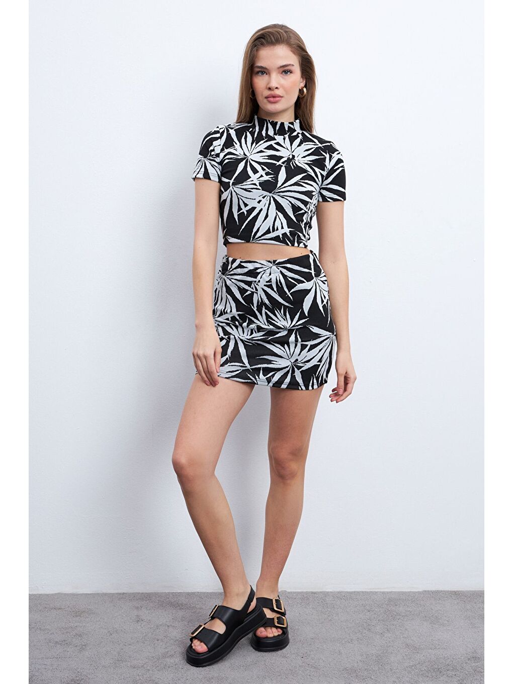 Siyah Kadın Palmiye Desenli Elastanlı Mini Etekli Balıkçı Yaka Takım-1
