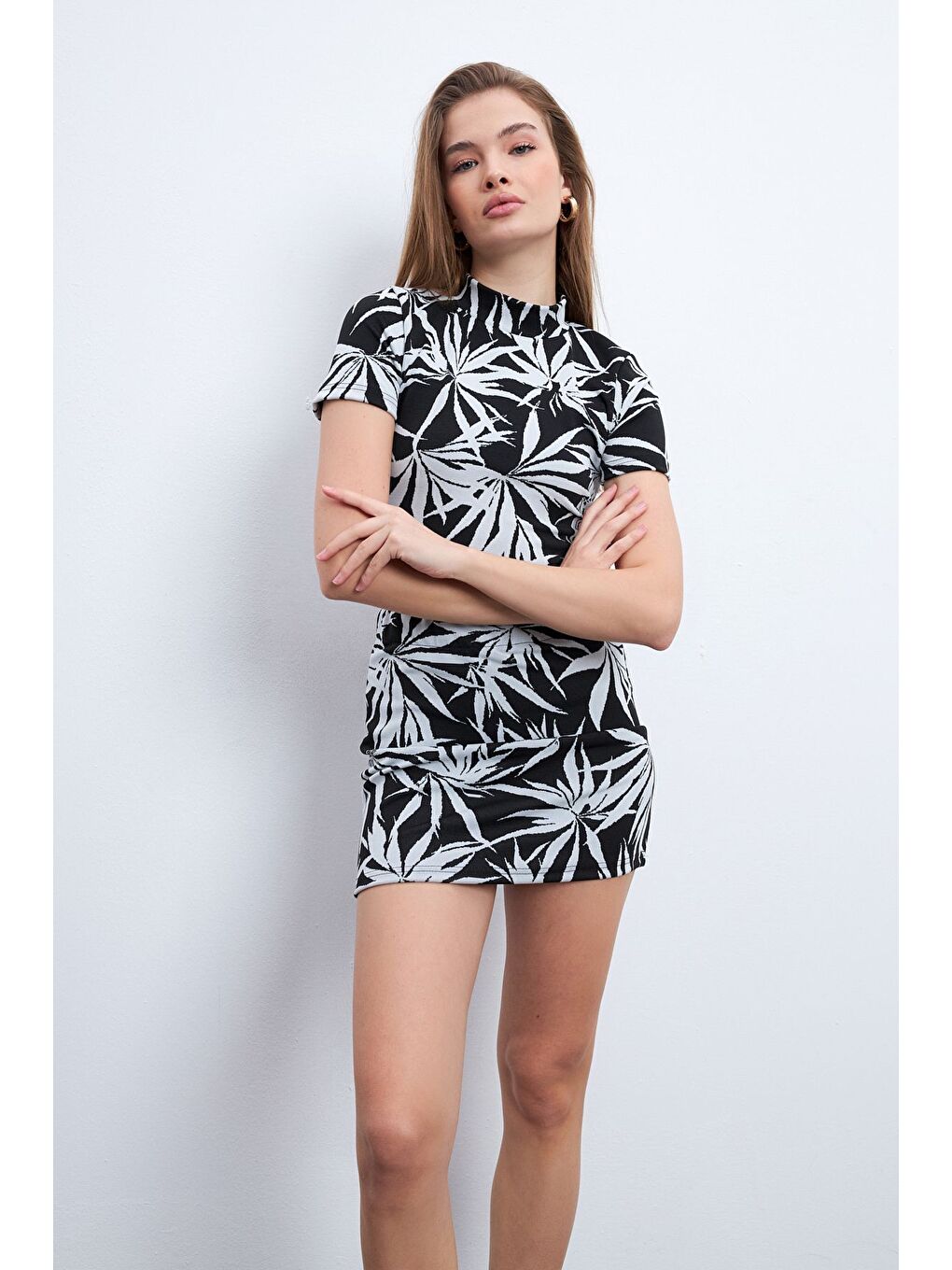 Siyah Kadın Palmiye Desenli Elastanlı Mini Etekli Balıkçı Yaka Takım-2