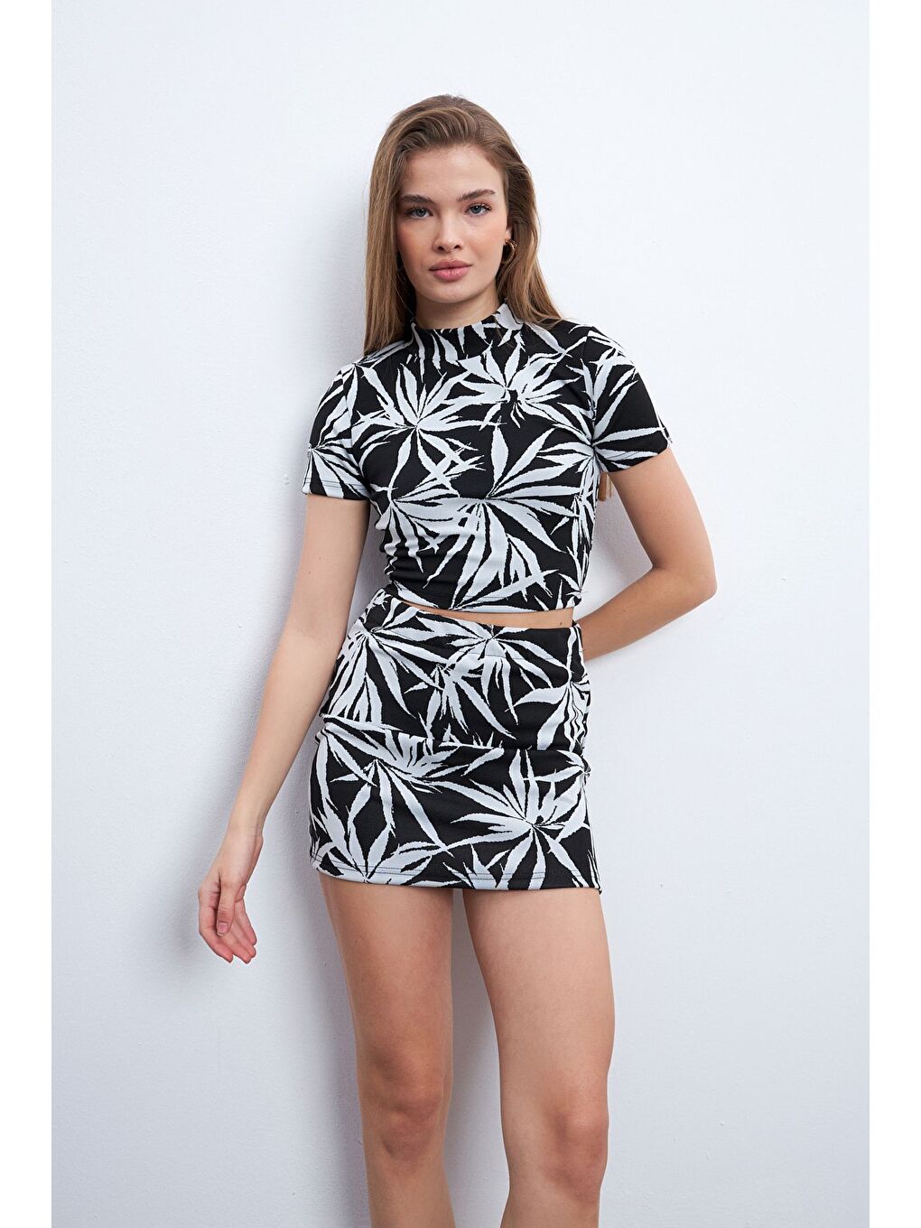 Siyah Kadın Palmiye Desenli Elastanlı Mini Etekli Balıkçı Yaka Takım-3