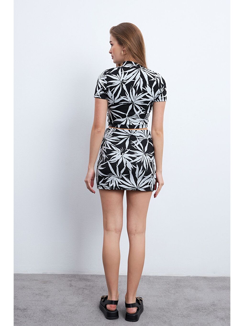 Siyah Kadın Palmiye Desenli Elastanlı Mini Etekli Balıkçı Yaka Takım-4