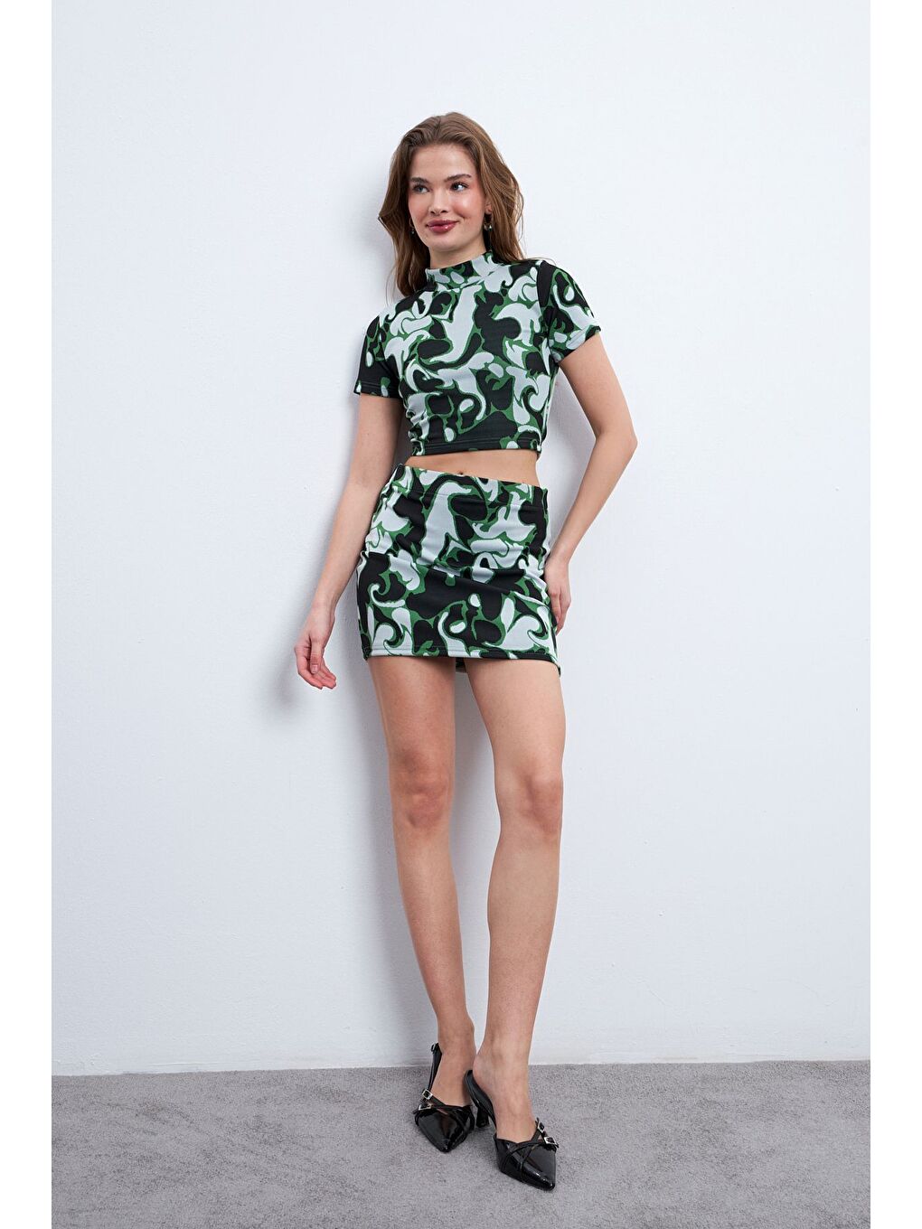 Kadın Siyah Yeşil Desenli Elastanlı Mini Etekli Balıkçı Yaka Takım-1