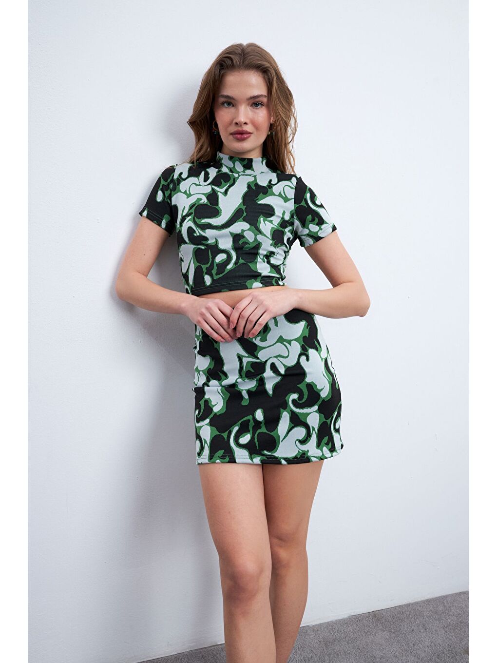 Kadın Siyah Yeşil Desenli Elastanlı Mini Etekli Balıkçı Yaka Takım-3