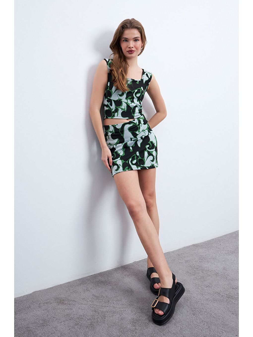Kadın Siyah Yeşil Desenli Elastanlı Mini Etekli Balıkçı Yaka Takım-5