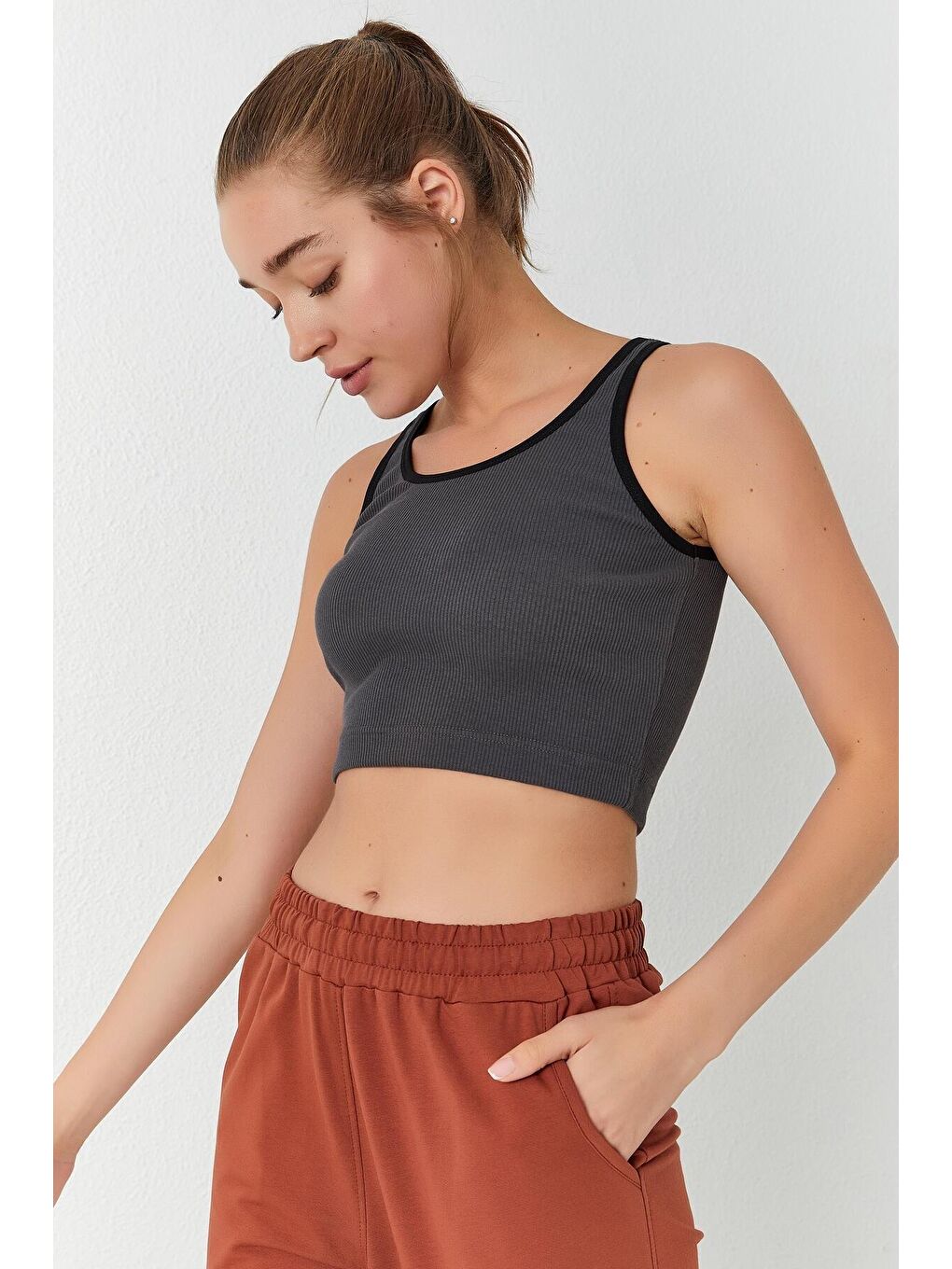 TOMMYLIFE Antrasit Basic Sıfır Kol Dar Kalıp U Yaka Kadın Crop Top Atlet - 97160 - 4