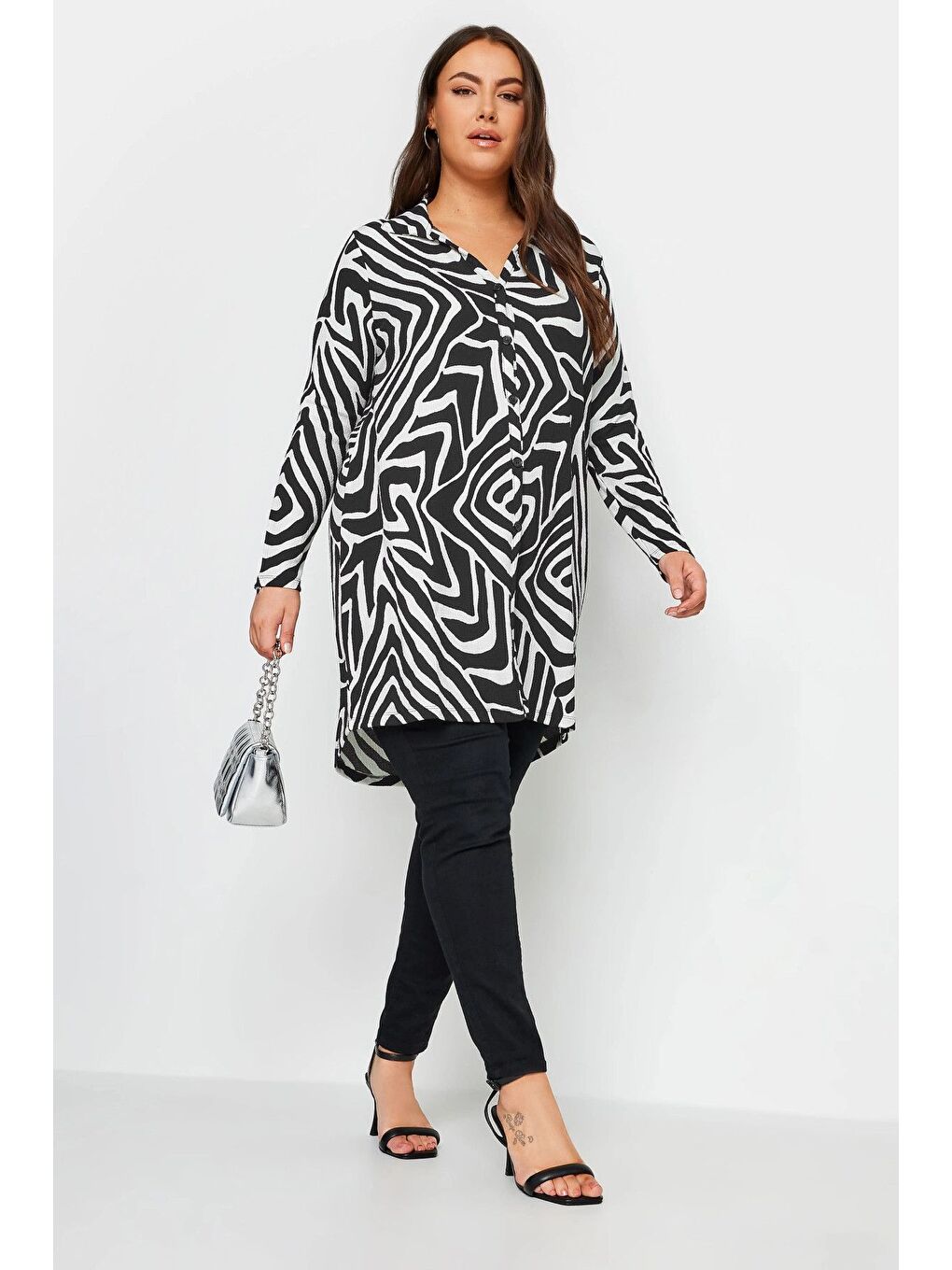 Siyah Büyük Beden Soyut Desenli Uzun Kesim Uzun Kollu Gömlek 302995-1