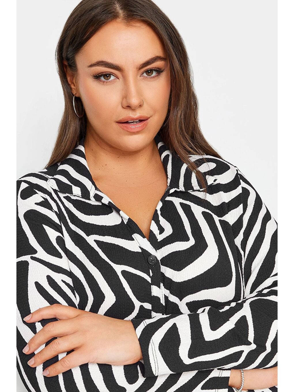 Siyah Büyük Beden Soyut Desenli Uzun Kesim Uzun Kollu Gömlek 302995-3