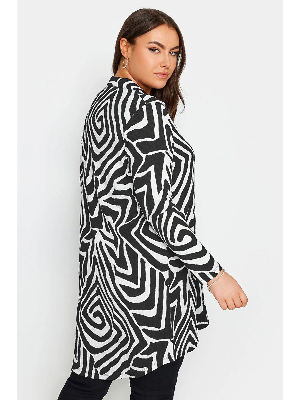 Siyah Büyük Beden Soyut Desenli Uzun Kesim Uzun Kollu Gömlek 302995-4