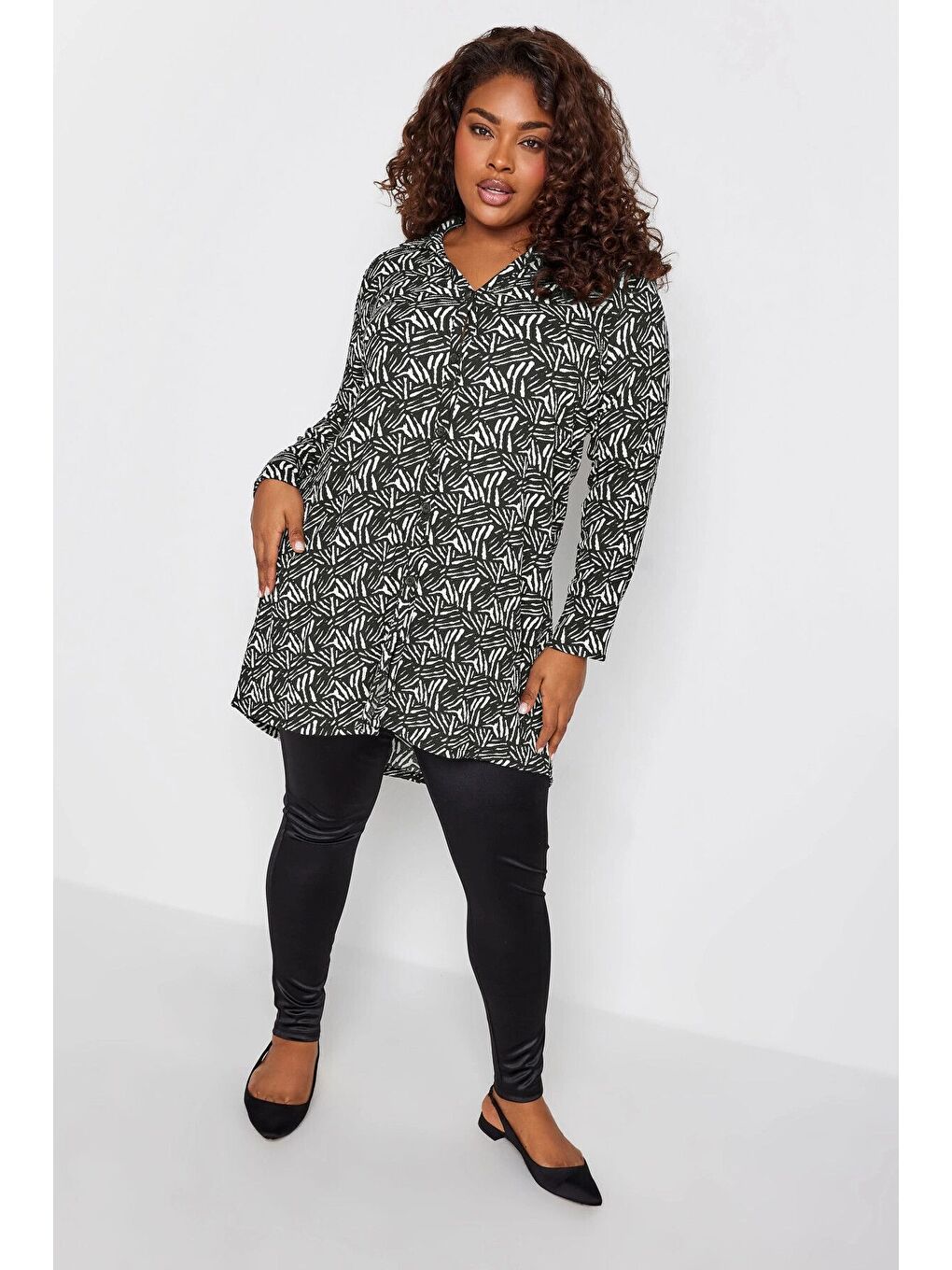 Siyah Büyük Beden Soyut Baskılı Düğmeli Uzun Kollu Uzun Kesim Gömlek 302650-1