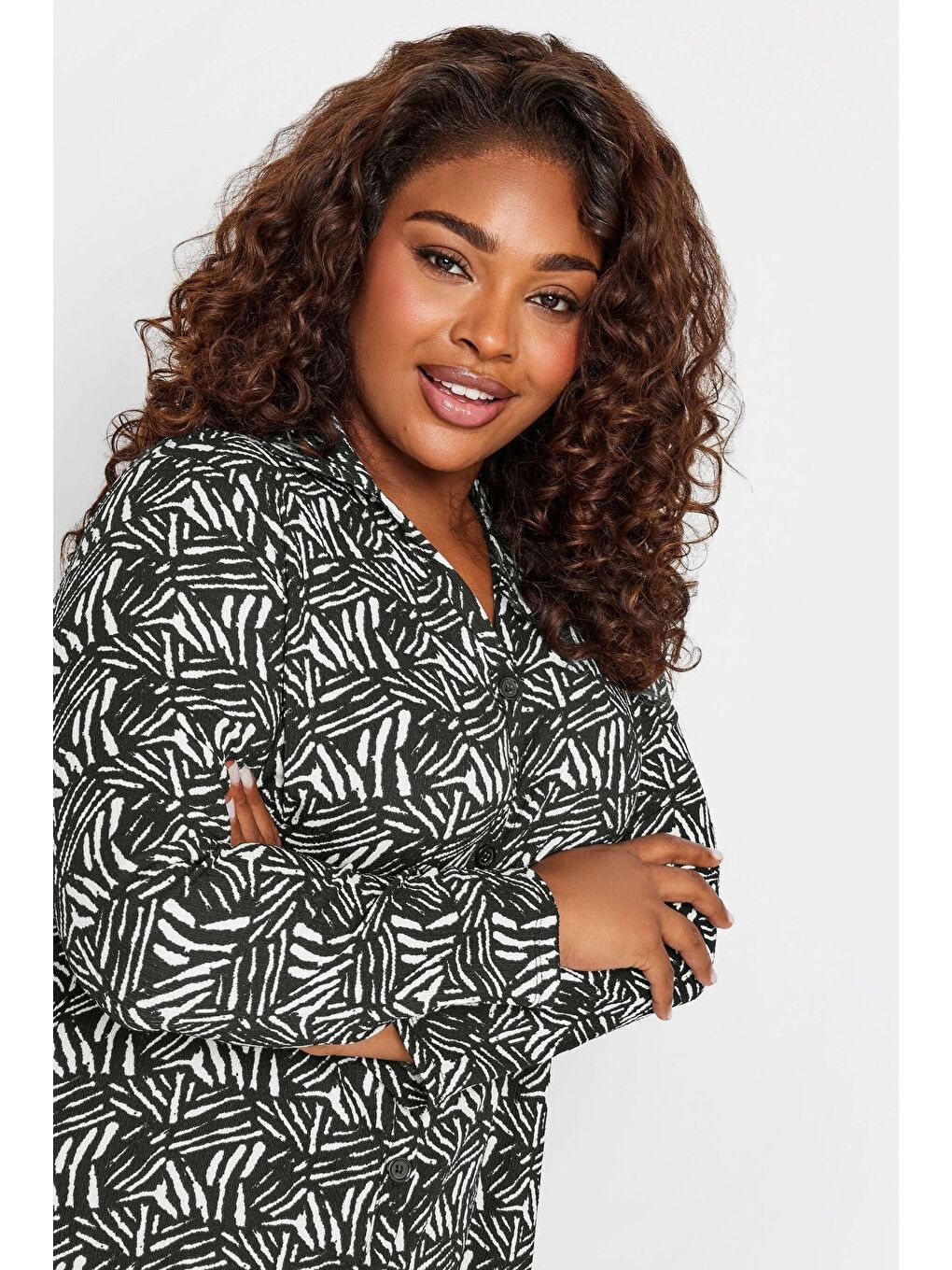 Siyah Büyük Beden Soyut Baskılı Düğmeli Uzun Kollu Uzun Kesim Gömlek 302650-3