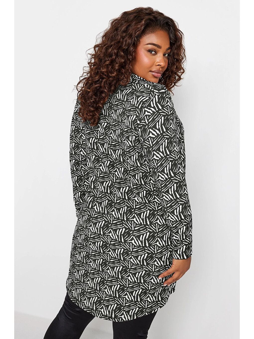 Siyah Büyük Beden Soyut Baskılı Düğmeli Uzun Kollu Uzun Kesim Gömlek 302650-4