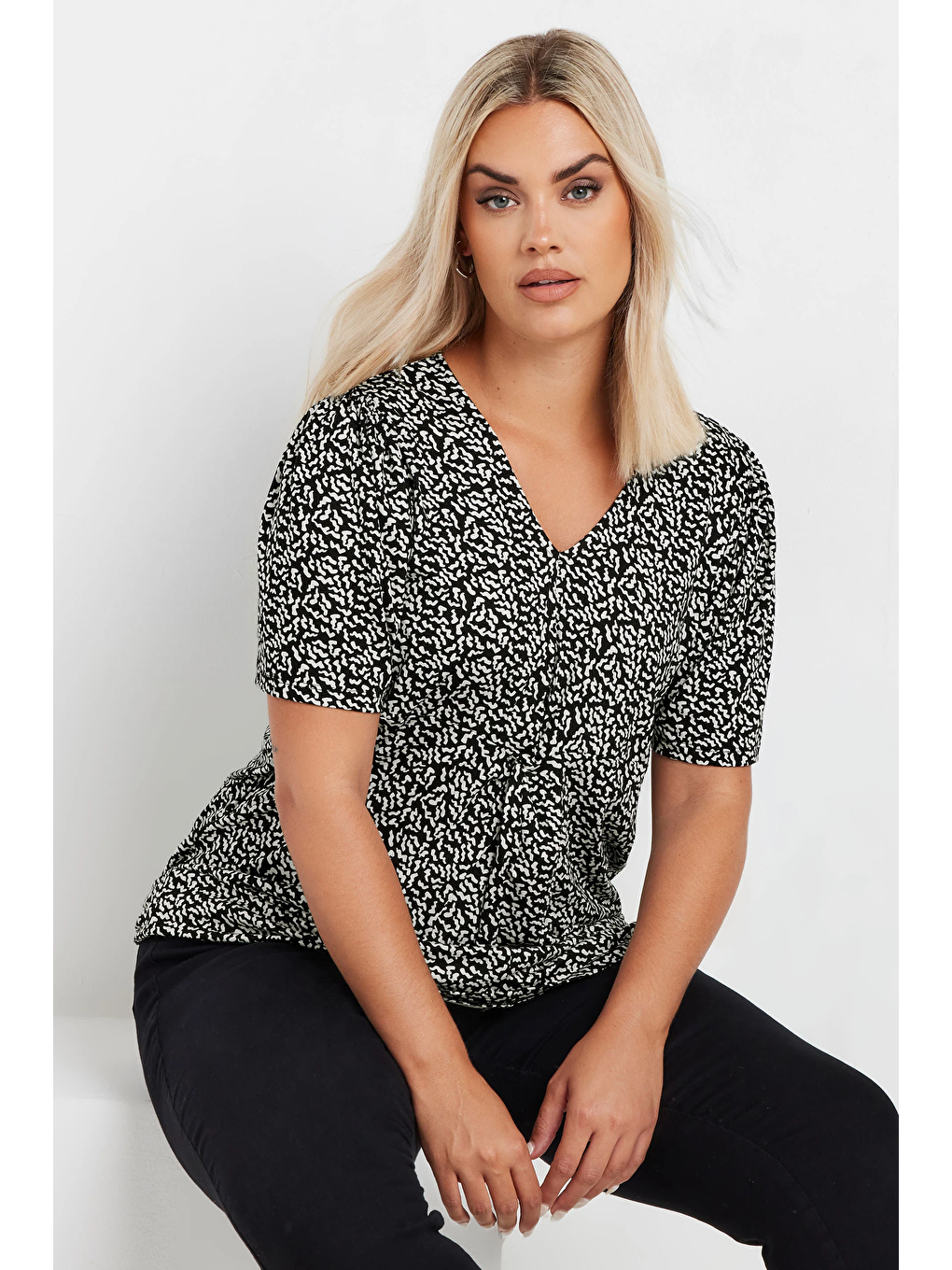 Siyah Büyük Beden V Yaka Desenli Asimetrik Kesim Elastanlı Bluz 303372
