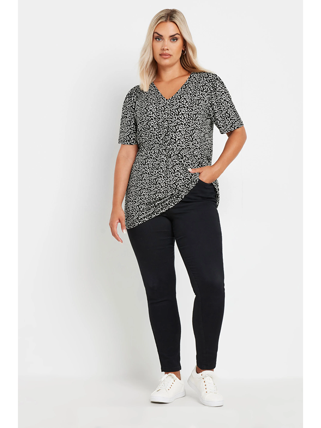 Siyah Büyük Beden V Yaka Desenli Asimetrik Kesim Elastanlı Bluz 303372-1