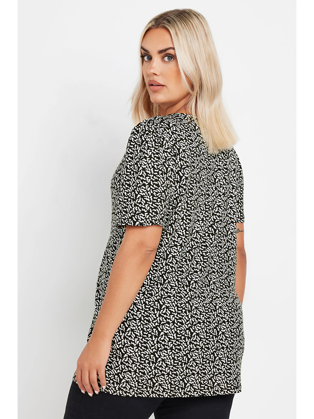 Siyah Büyük Beden V Yaka Desenli Asimetrik Kesim Elastanlı Bluz 303372-3