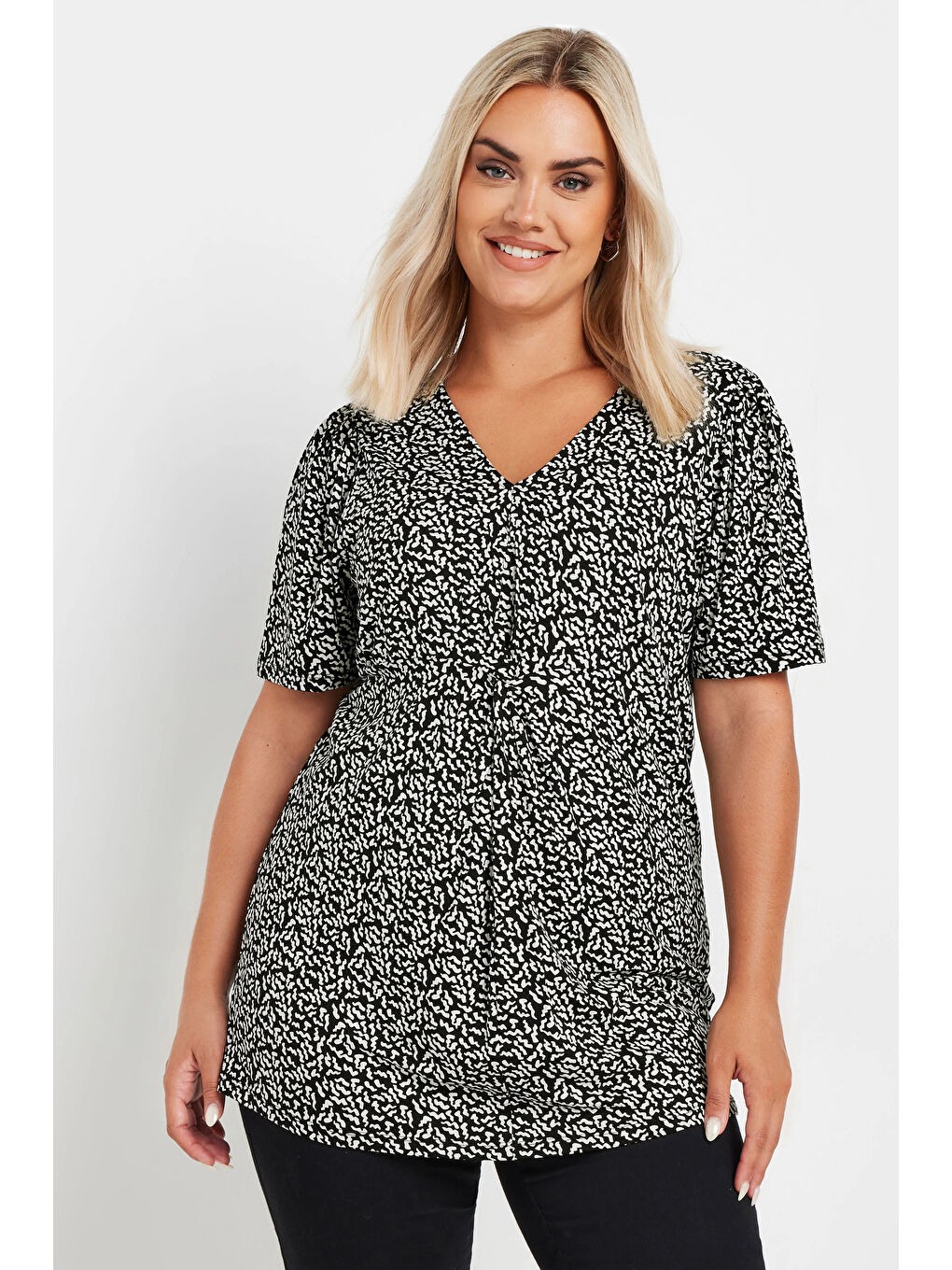 Siyah Büyük Beden V Yaka Desenli Asimetrik Kesim Elastanlı Bluz 303372-4