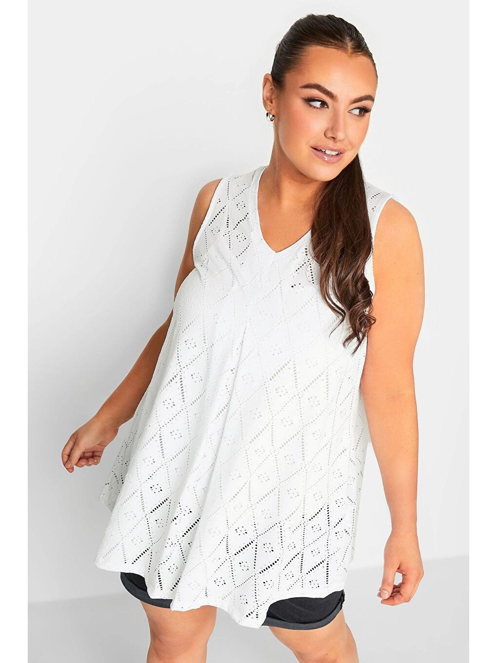 Beyaz Büyük Beden V Yaka Dantel Detaylı Astarsız Sıfır Kollu Bluz 302382-3