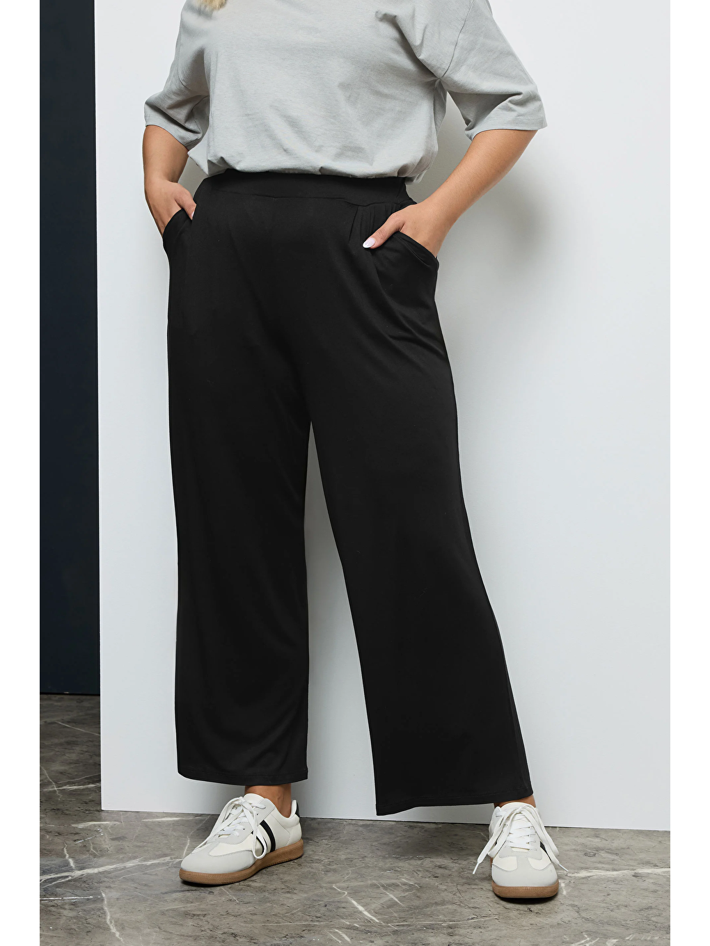 Siyah Büyük Beden Pile Detaylı Beli Lastikli Cepli Geniş Paça Pantolon 213839-1