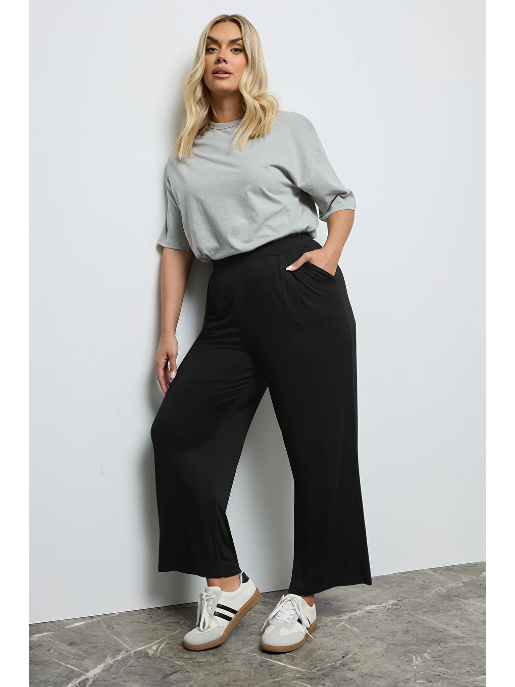 Siyah Büyük Beden Pile Detaylı Beli Lastikli Cepli Geniş Paça Pantolon 213839-2