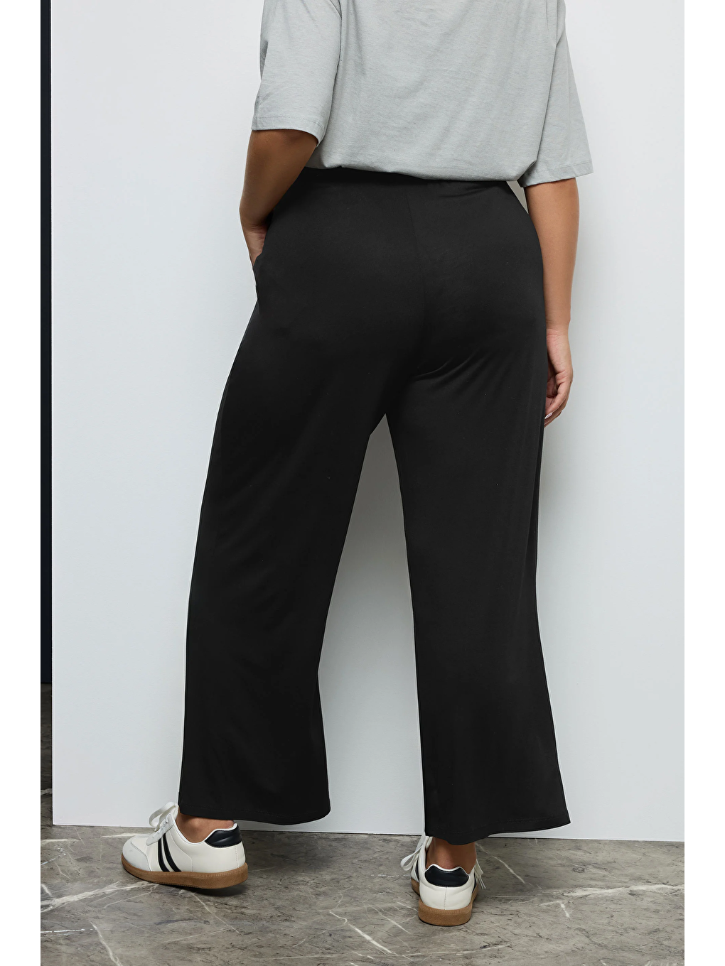 Siyah Büyük Beden Pile Detaylı Beli Lastikli Cepli Geniş Paça Pantolon 213839-4