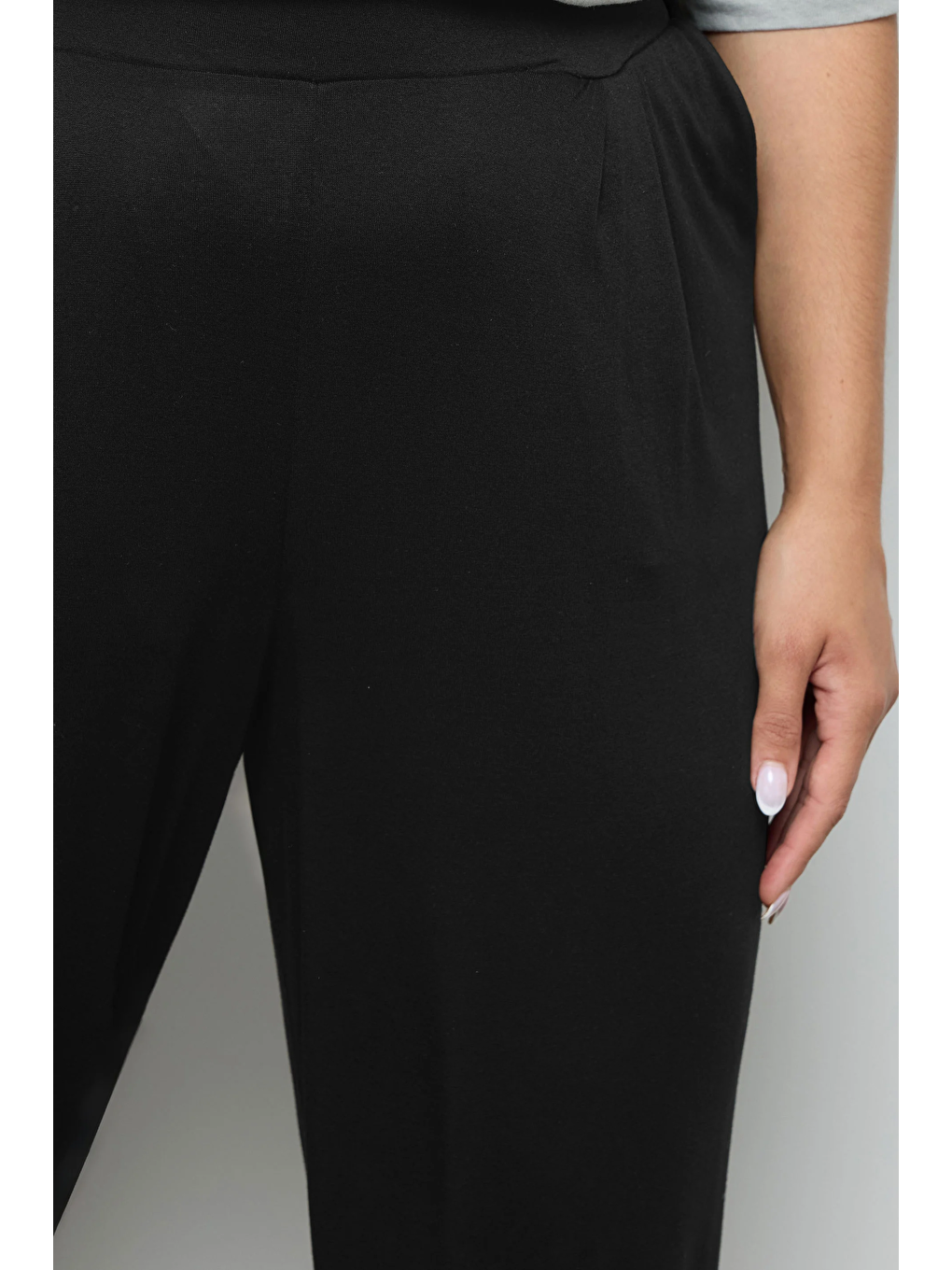 Siyah Büyük Beden Pile Detaylı Beli Lastikli Cepli Geniş Paça Pantolon 213839-5