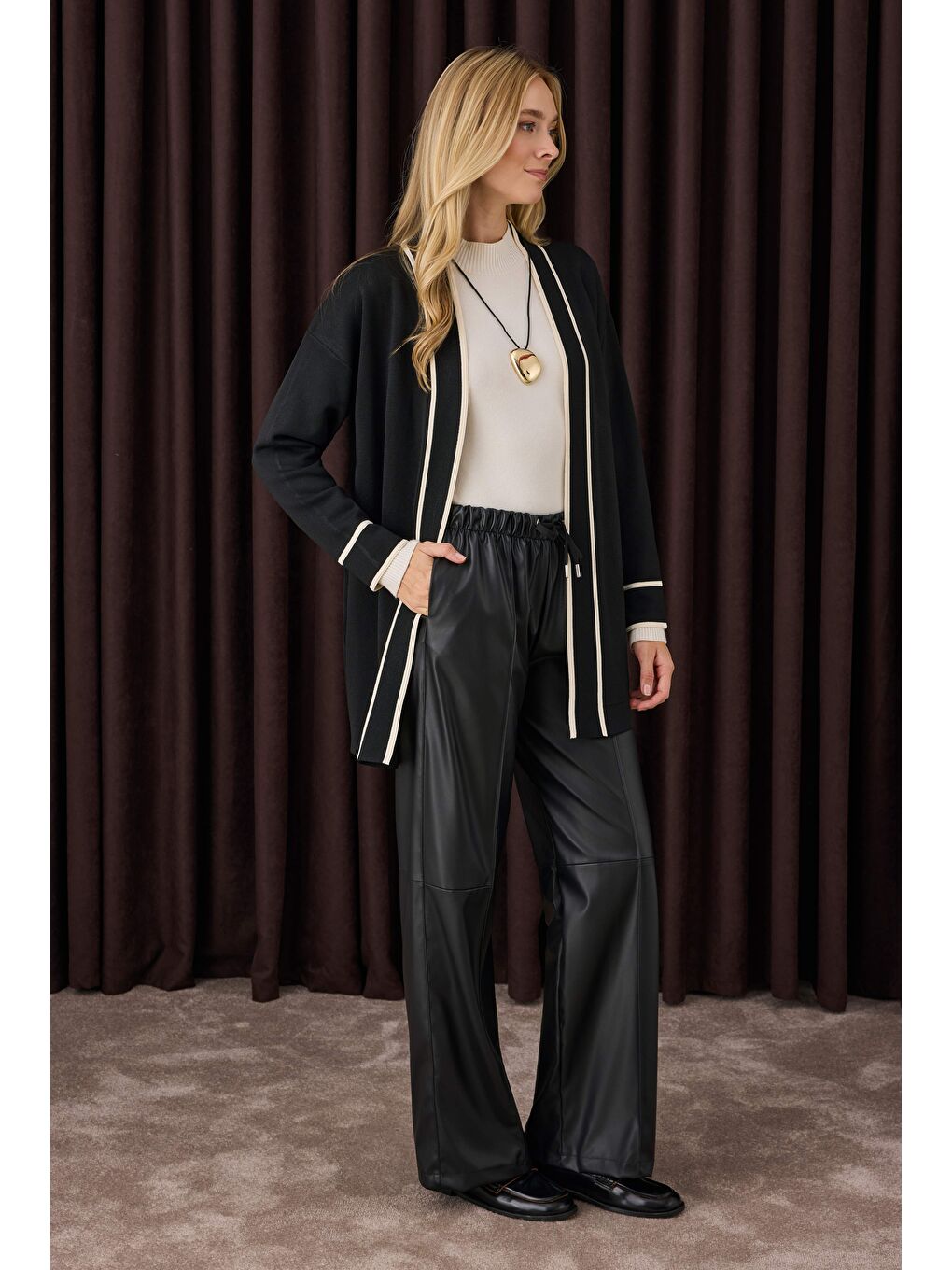 Şerit Detaylı Hırka Siyah-Ekru-2