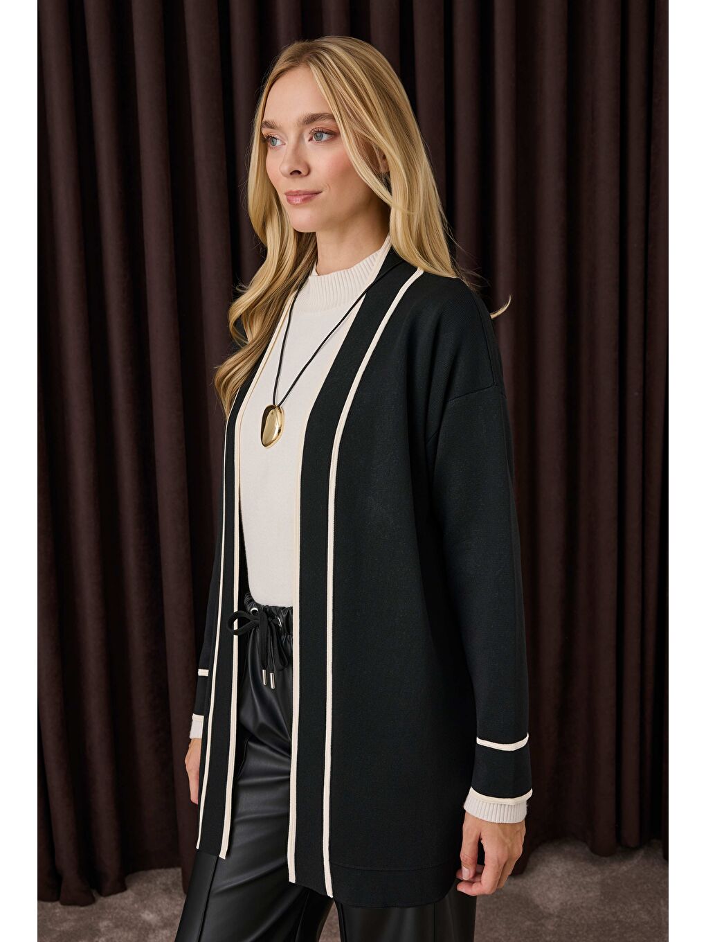 Şerit Detaylı Hırka Siyah-Ekru-3