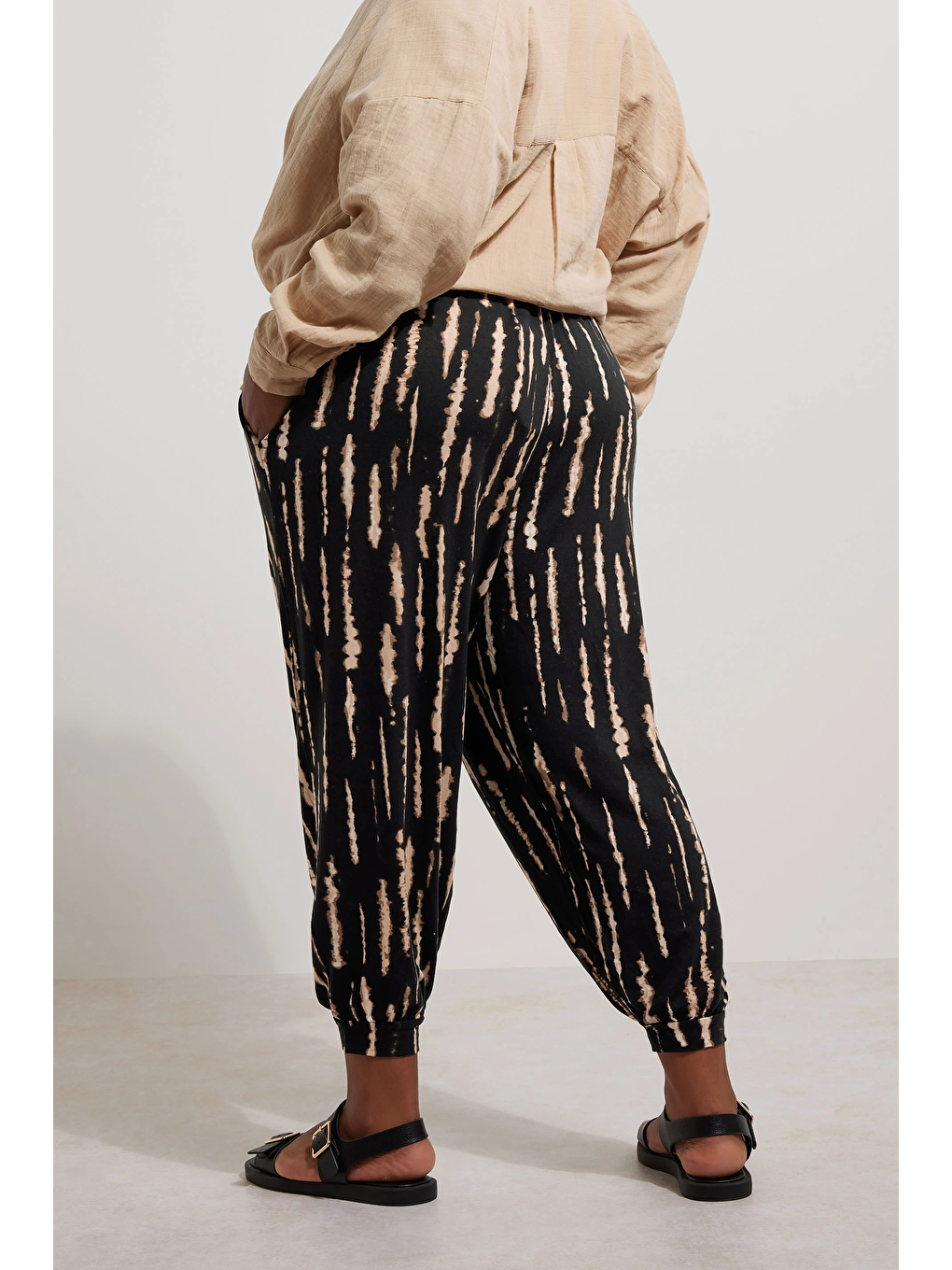 Siyah Büyük Beden Paçası Lastikli Elastanlı Esnek Kumaş Pantolon 145047-3