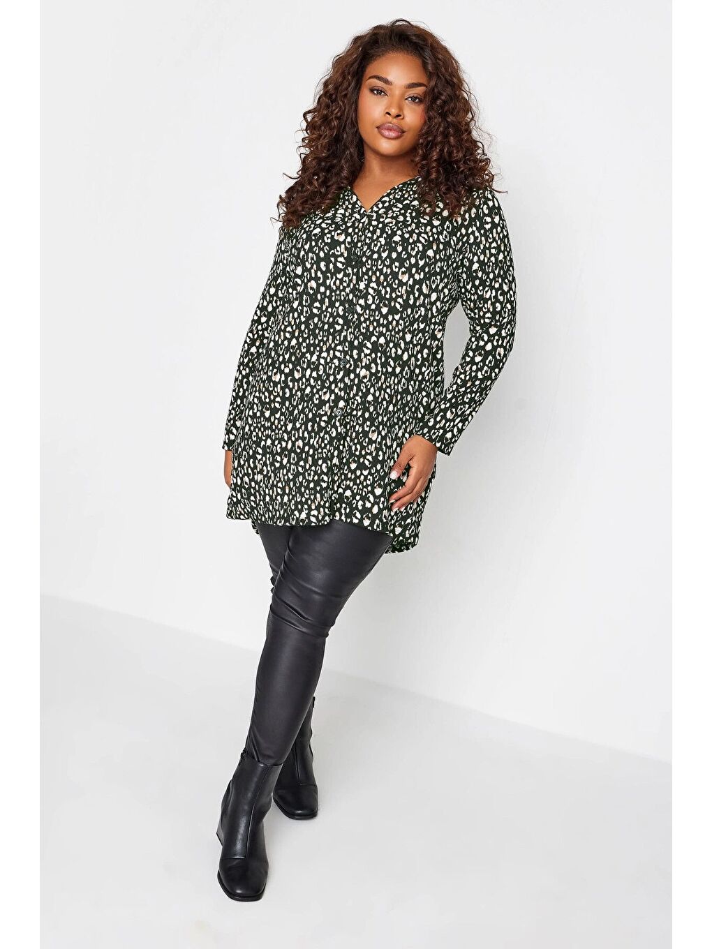 Siyah Büyük Beden Leopar Baskılı Düğmeli Uzun Kollu Uzun Kesim Gömlek 302647-1