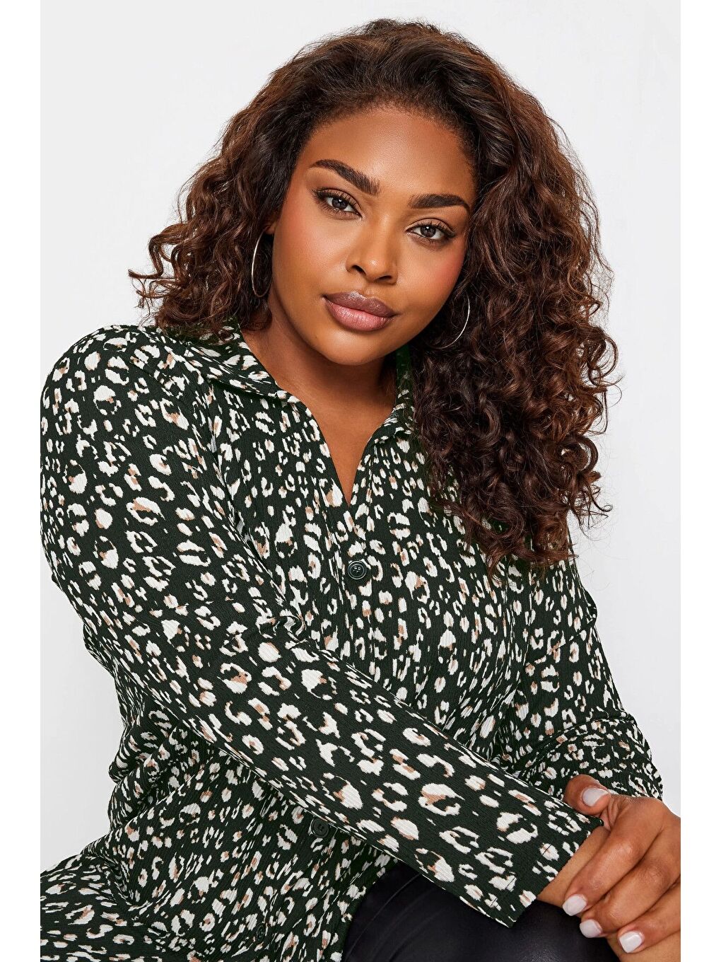 Siyah Büyük Beden Leopar Baskılı Düğmeli Uzun Kollu Uzun Kesim Gömlek 302647-3