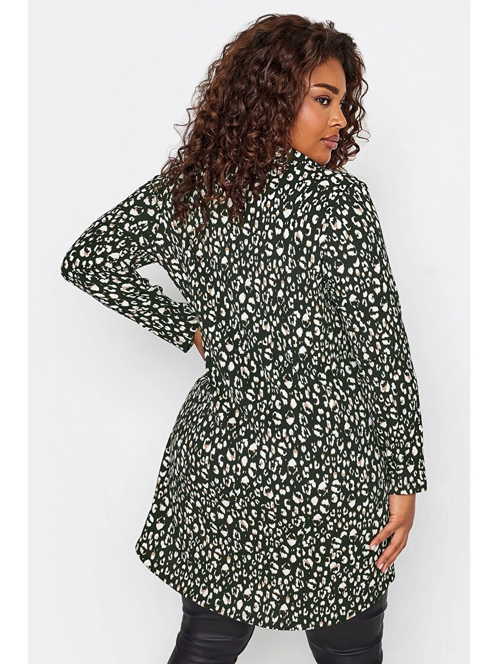 Siyah Büyük Beden Leopar Baskılı Düğmeli Uzun Kollu Uzun Kesim Gömlek 302647-4
