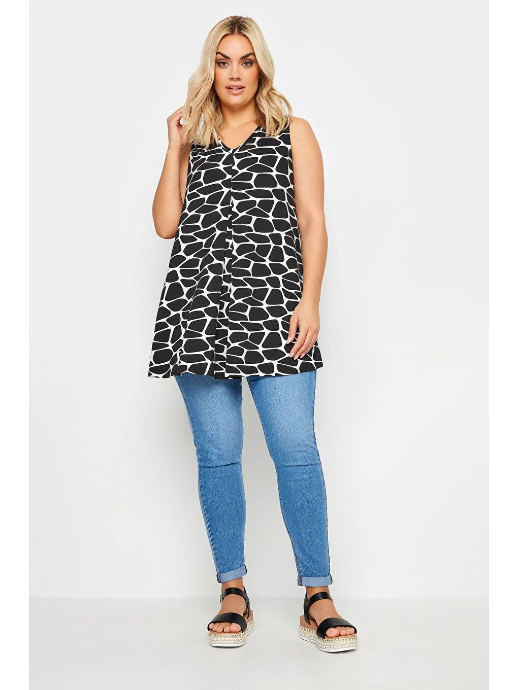 Siyah Büyük Beden Kolsuz V Yaka Desenli Elastanlı Bluz 321676-1