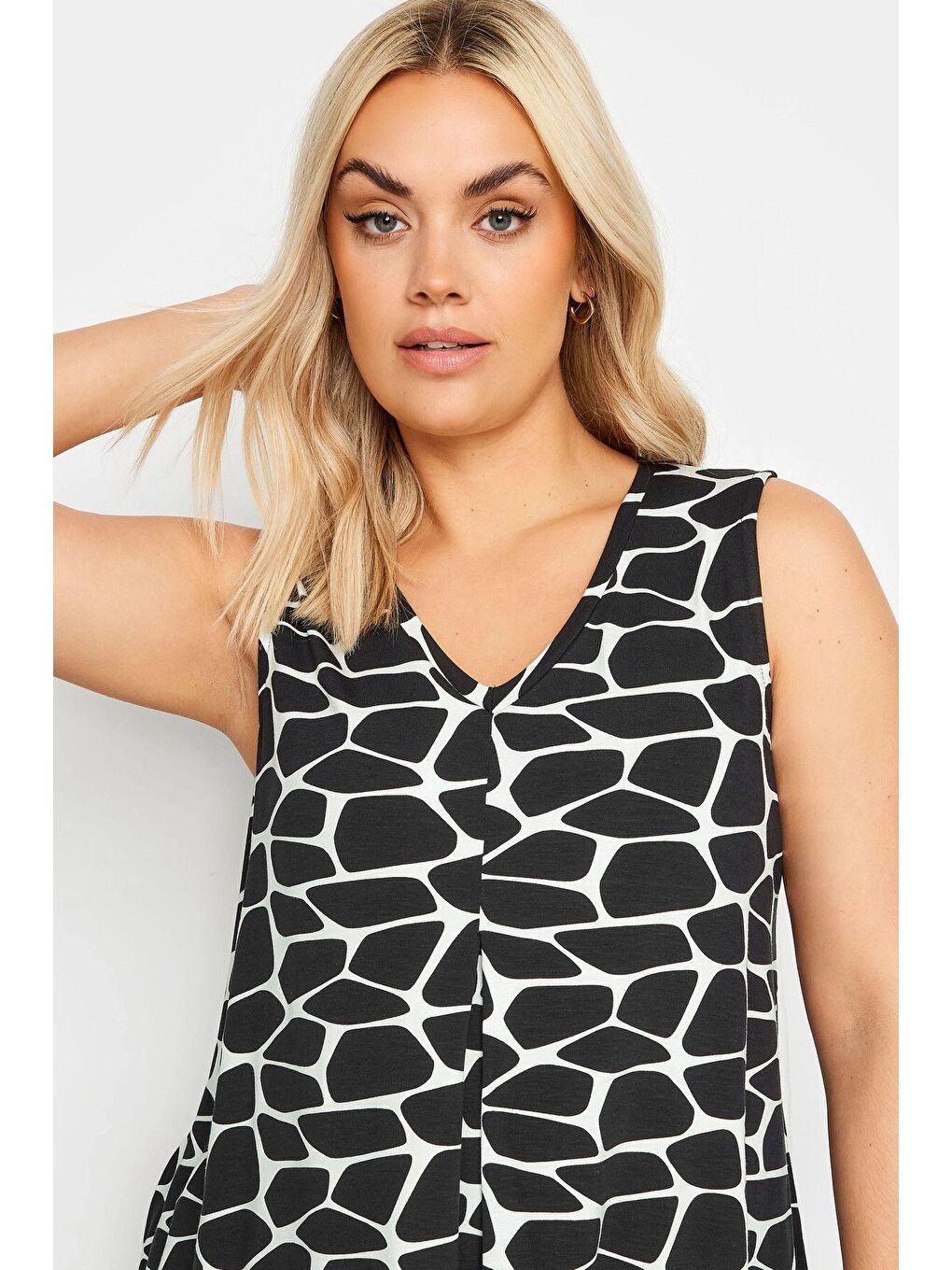 Siyah Büyük Beden Kolsuz V Yaka Desenli Elastanlı Bluz 321676-3