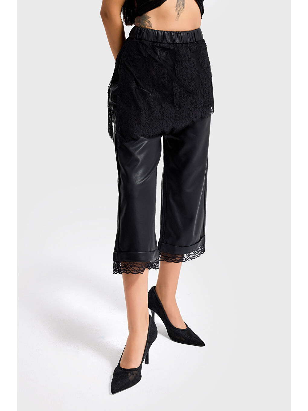 Kadın Siyah Renk Dantel Etek Detaylı Özel Tasarım Suni Deri Pantolon