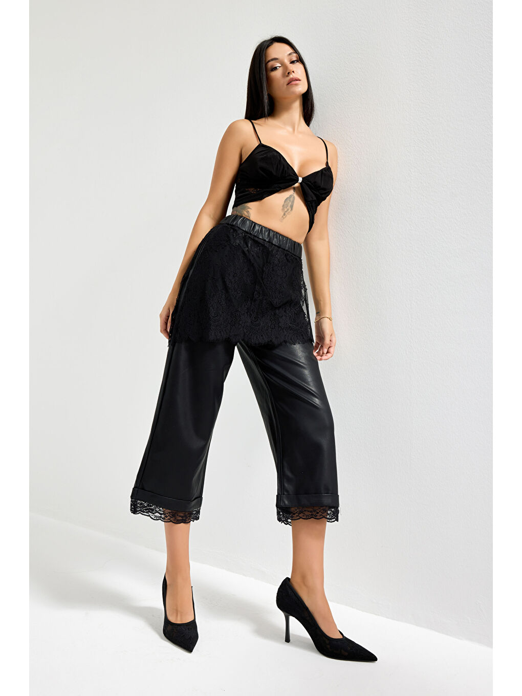 Kadın Siyah Renk Dantel Etek Detaylı Özel Tasarım Suni Deri Pantolon-1