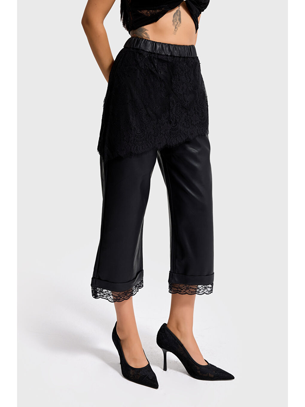 Kadın Siyah Renk Dantel Etek Detaylı Özel Tasarım Suni Deri Pantolon-2