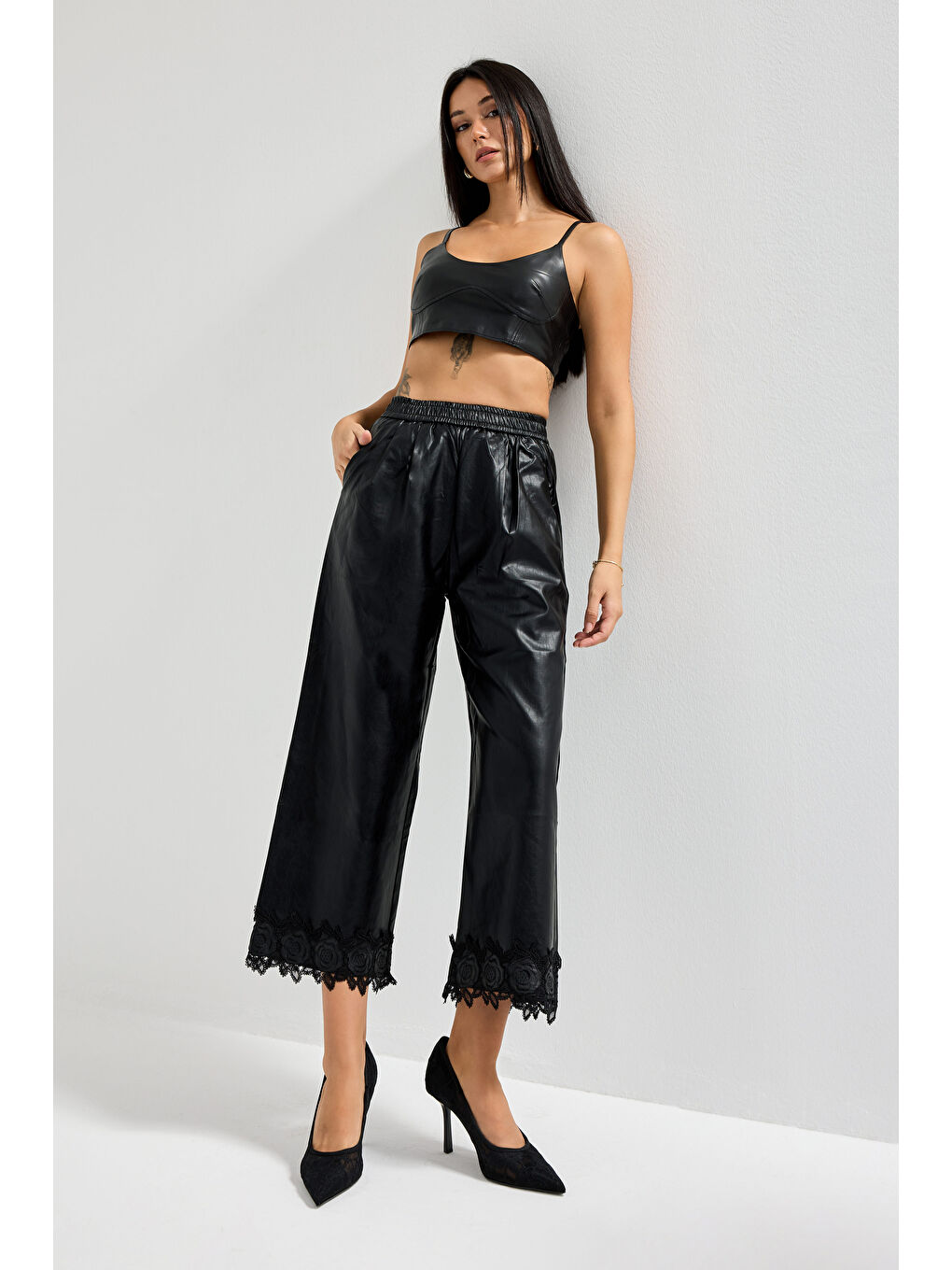 Kadın Siyah Renk Paçası Dantel Detaylı Beli Lastikli Tasarım Suni Deri Pantolon-1