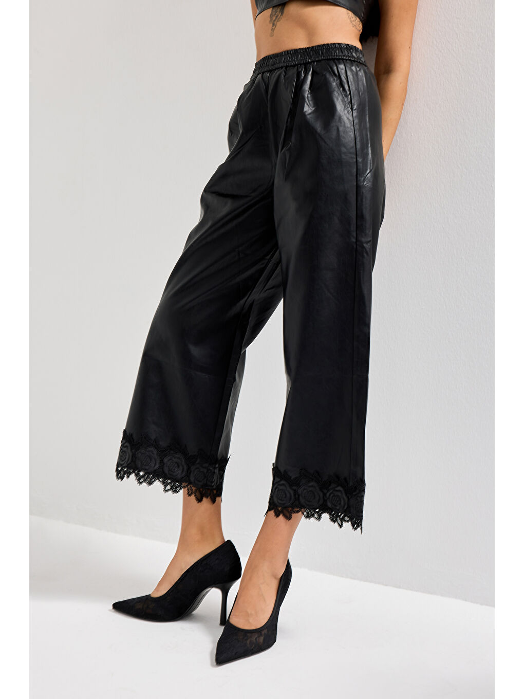 Kadın Siyah Renk Paçası Dantel Detaylı Beli Lastikli Tasarım Suni Deri Pantolon-2