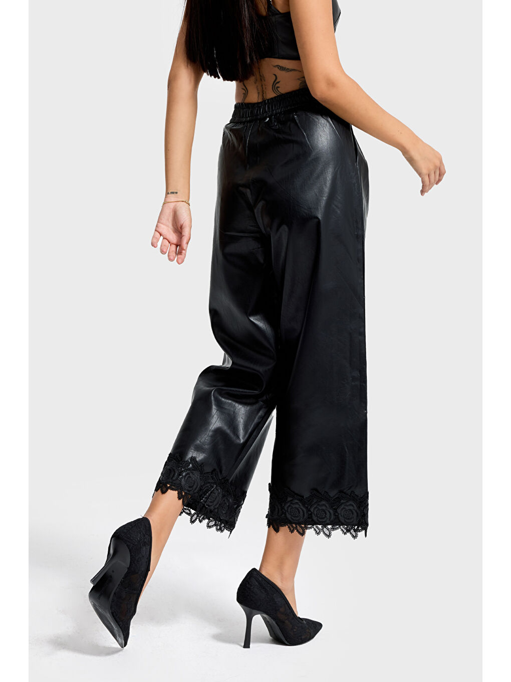 Kadın Siyah Renk Paçası Dantel Detaylı Beli Lastikli Tasarım Suni Deri Pantolon-4