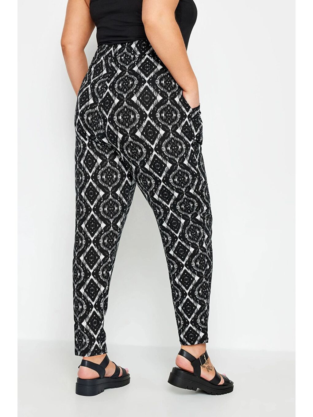 Siyah Büyük Beden Dar Paça Desenli Cepli Havuç Kesim Elastanlı Pantolon 143732-4