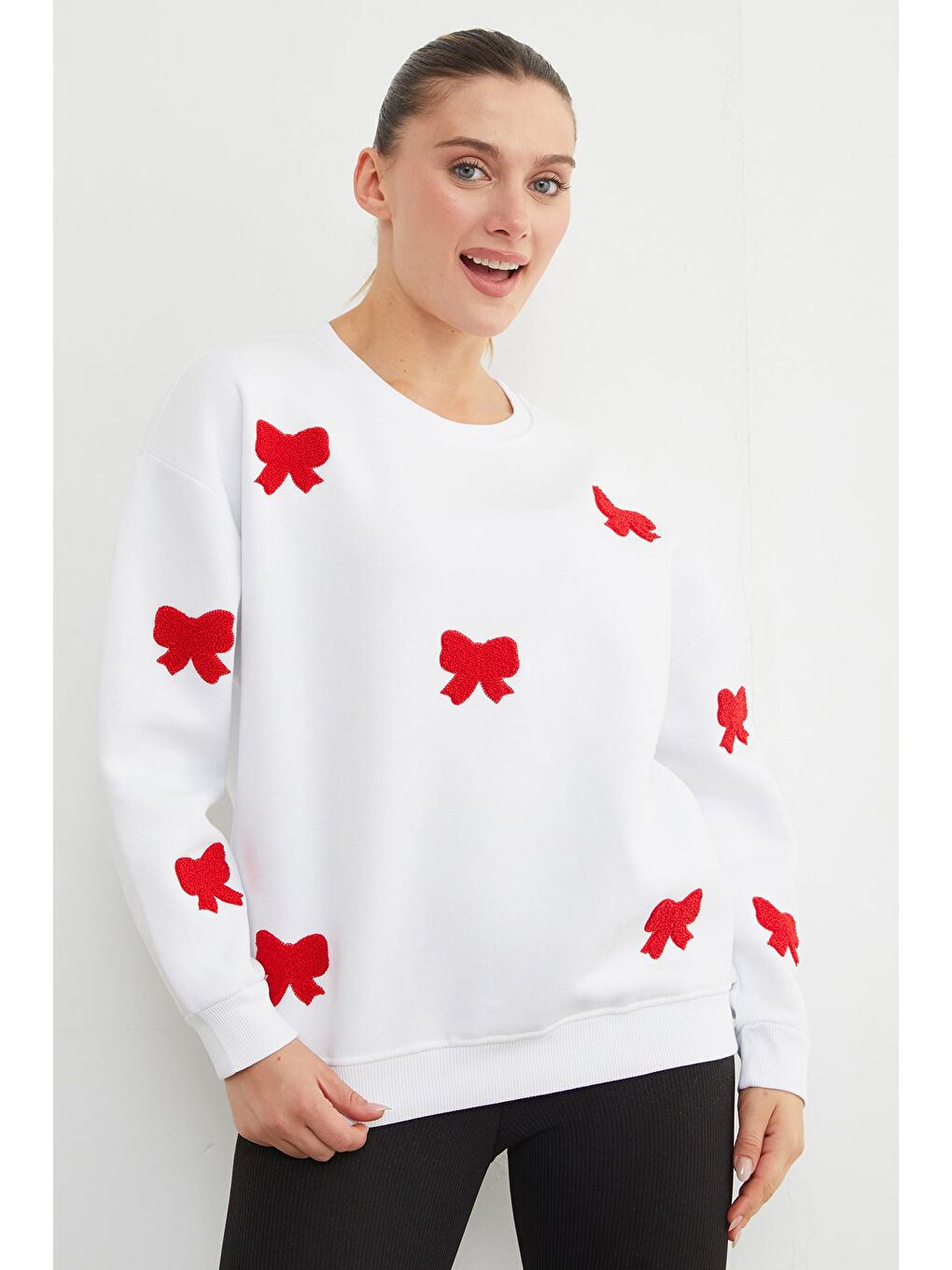 Beyaz 3 İplik Fiyonk Nakışlı Oversize Sweatshirt