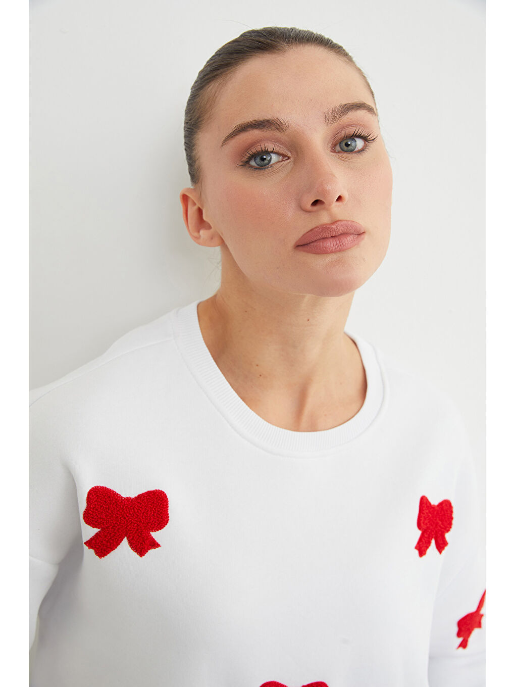 Beyaz 3 İplik Fiyonk Nakışlı Oversize Sweatshirt-1