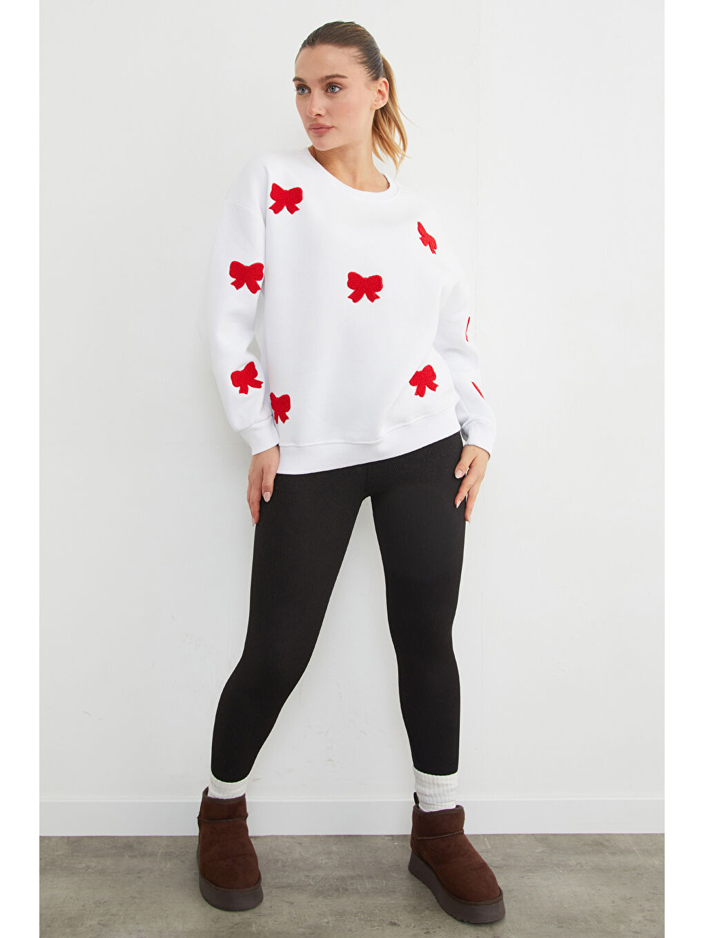 Beyaz 3 İplik Fiyonk Nakışlı Oversize Sweatshirt-3