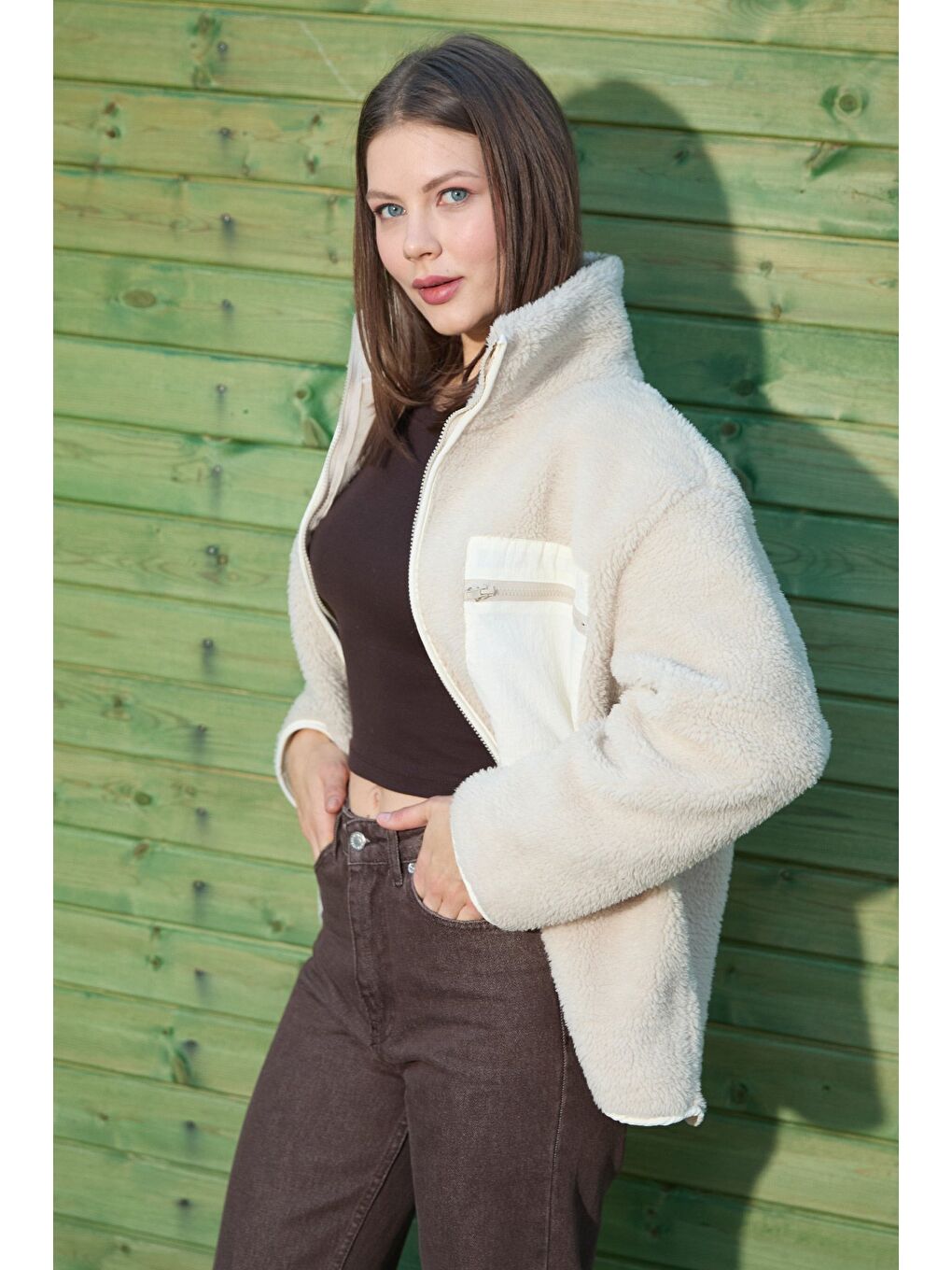 Bej Fermuarlı Tek Cepli Dik Yaka Pelüş Mont-1