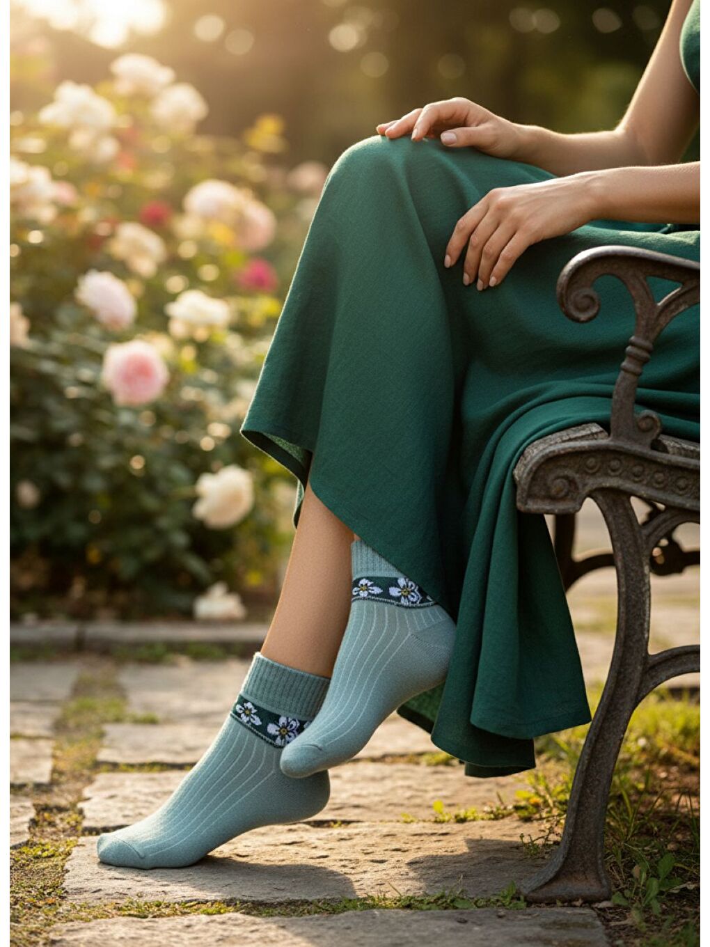 Karışık Kadın 12’li Premium Soket Çorap Seti – Taş İşlemeli Çiçek Desenli (12 Çift)