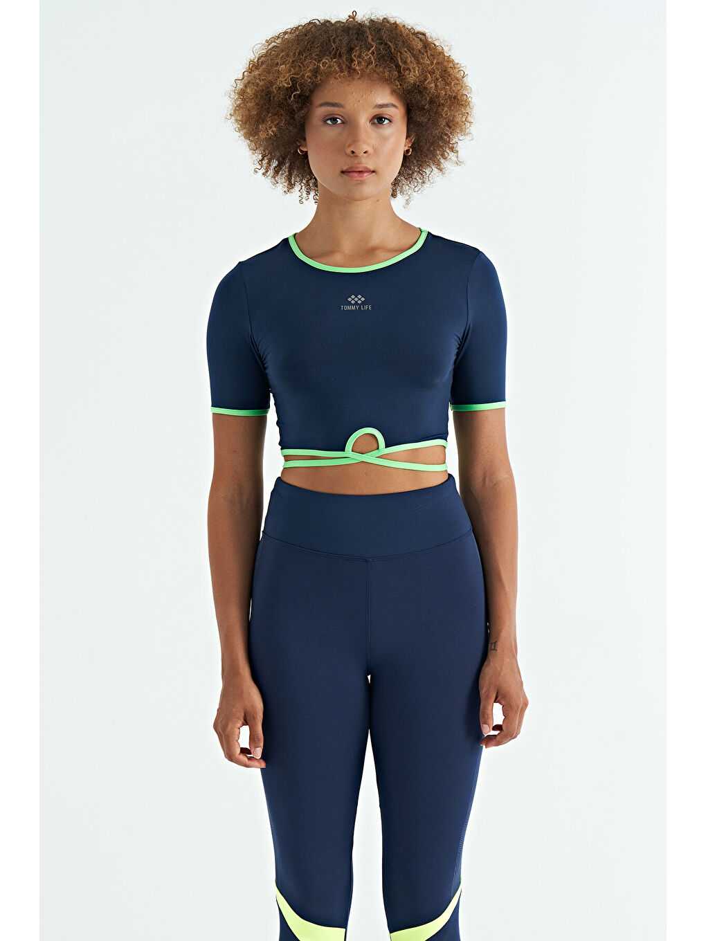 İndigo Bel Bağlama Detaylı O Yaka Standart Kalıp Dalgıç Kumaş Kadın Crop Tişört - 97266-1