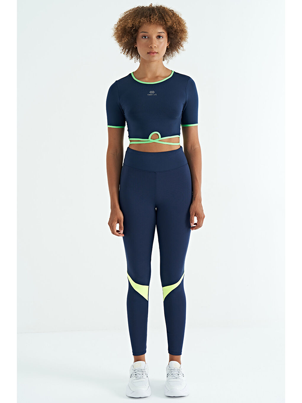 İndigo Bel Bağlama Detaylı O Yaka Standart Kalıp Dalgıç Kumaş Kadın Crop Tişört - 97266-2