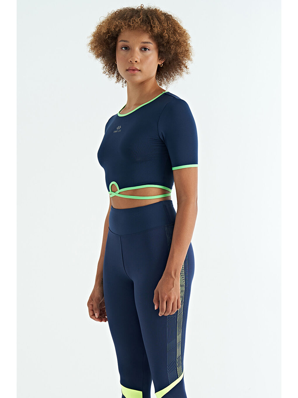 İndigo Bel Bağlama Detaylı O Yaka Standart Kalıp Dalgıç Kumaş Kadın Crop Tişört - 97266-3