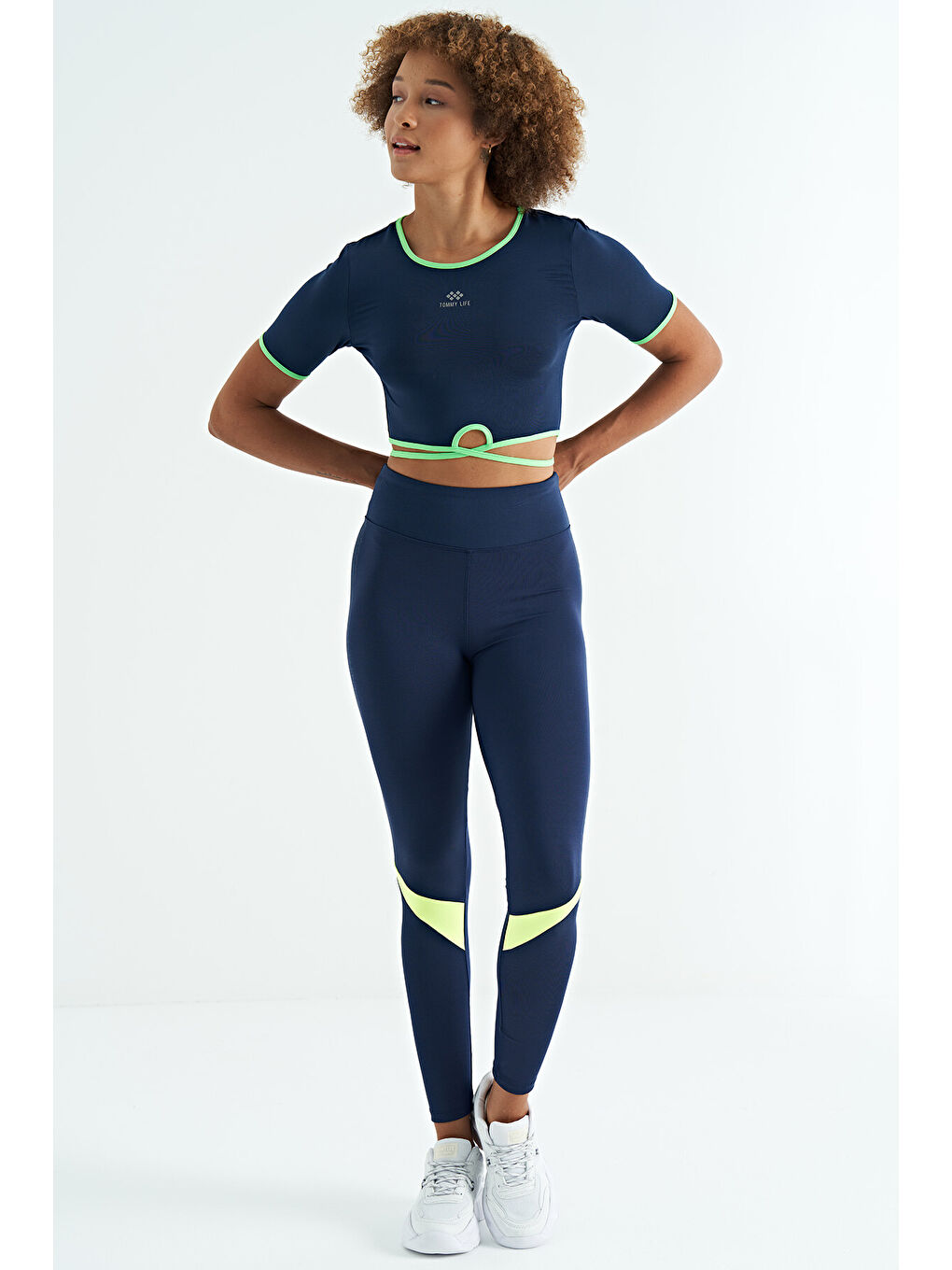 İndigo Bel Bağlama Detaylı O Yaka Standart Kalıp Dalgıç Kumaş Kadın Crop Tişört - 97266-4