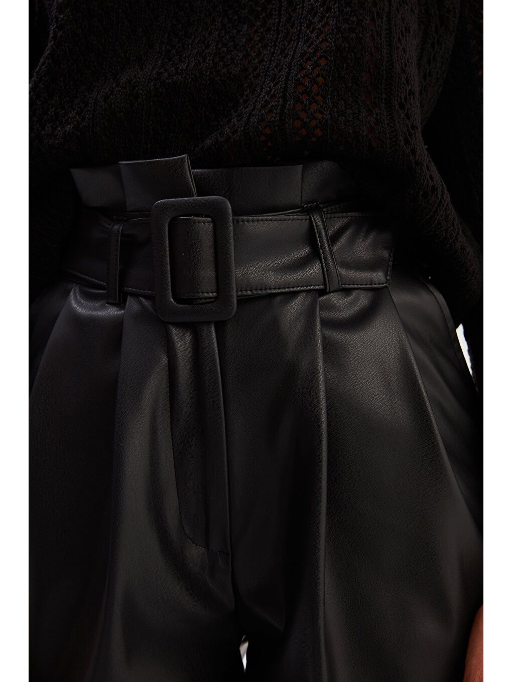 Kemerli Deri Şort - Siyah-5